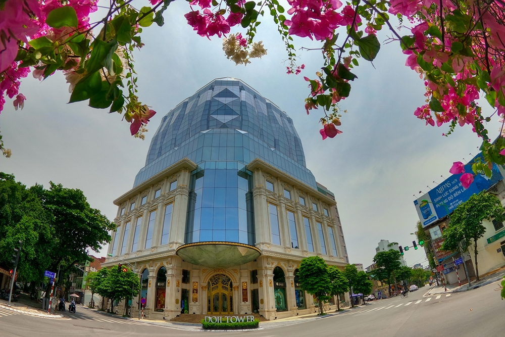 Góc ngã tư Cửa Nam - Nguyễn Thái Học vắng người qua lại.